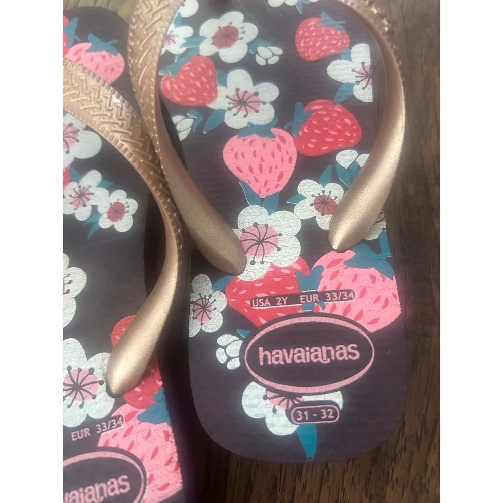 Havaianas Kids Strawberry Floral Flip Flops Rose Gold Straps Navy Blue Size 2Y